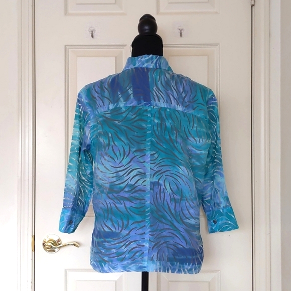 NWOT. Green and Blue Patterned Sheer Fabric 3/4 Sleeve Button Down Shirt. - Picture 2 of 4